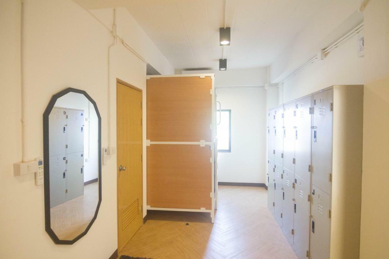 Grey Sheep Hostel Bangkok Bagian luar foto