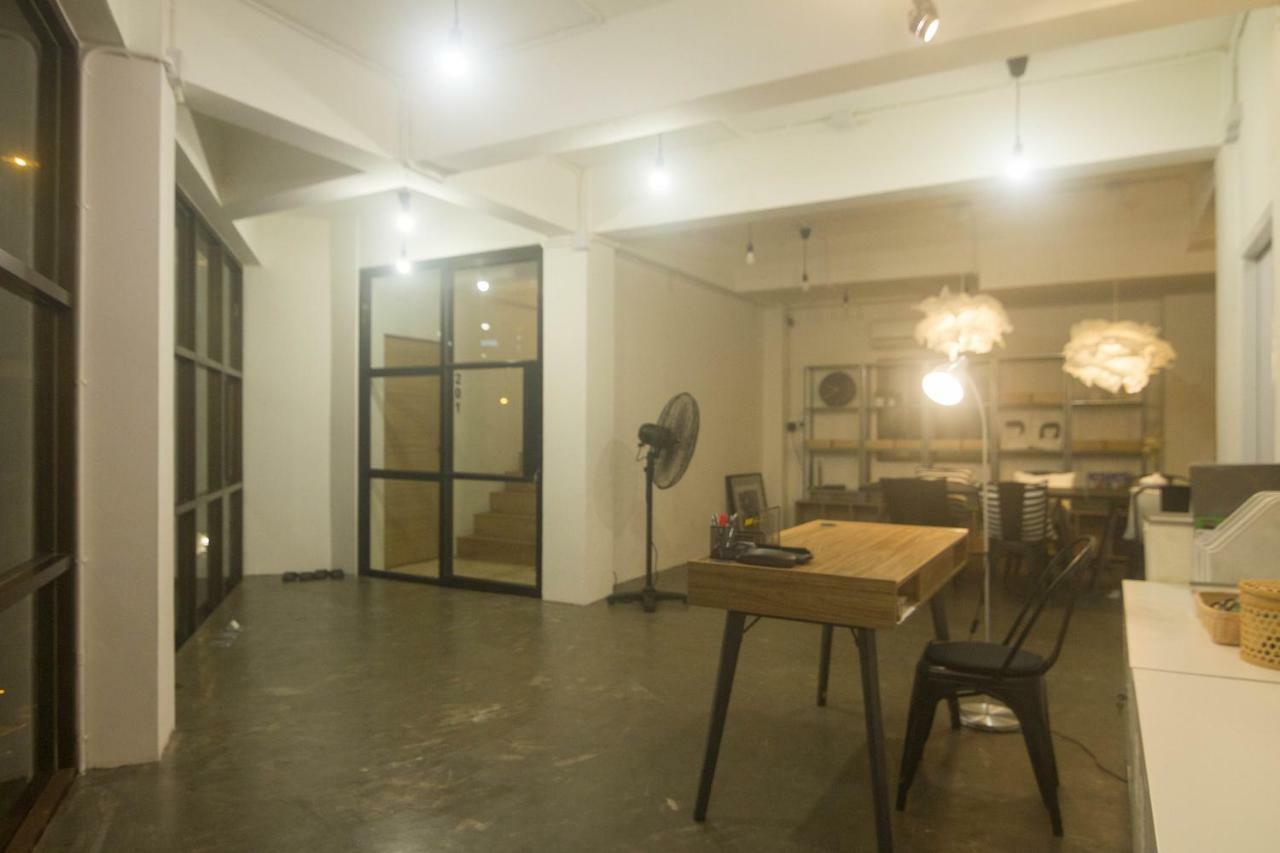 Grey Sheep Hostel Bangkok Bagian luar foto