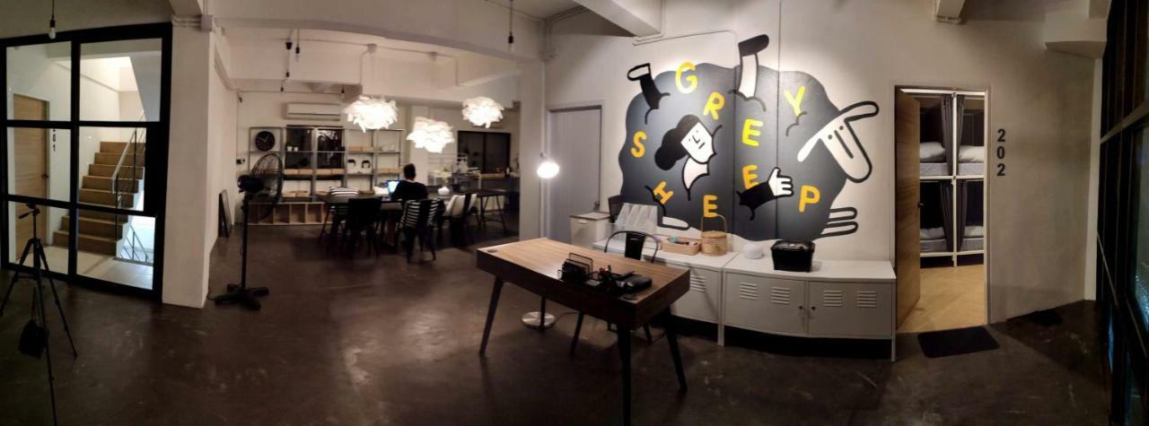 Grey Sheep Hostel Bangkok Bagian luar foto