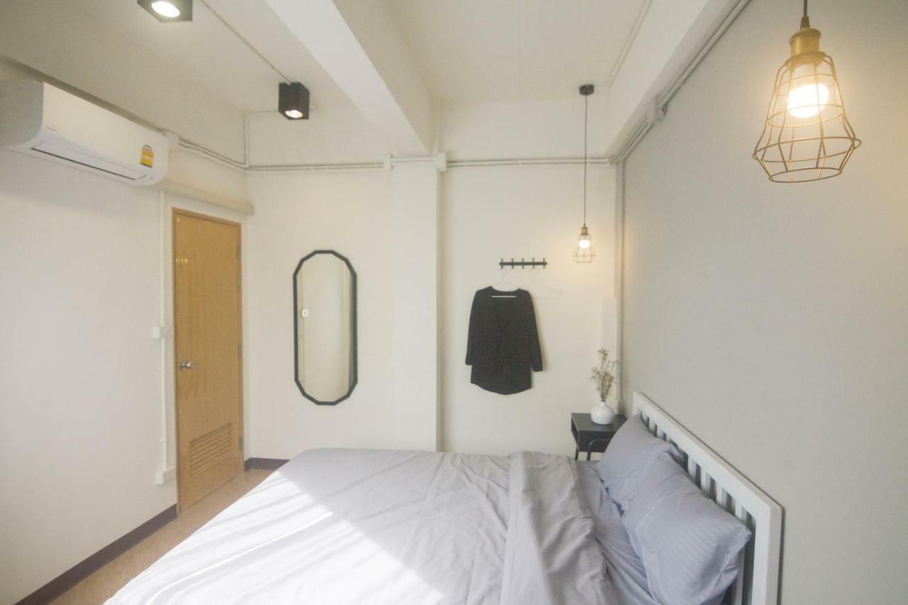 Grey Sheep Hostel Bangkok Bagian luar foto